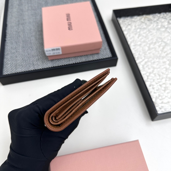 超激安ブランド財布偽物着用イメージ